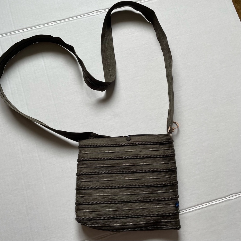 𝅺crossbody Zip-it bag, army green